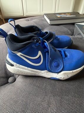 Like New Size 1 Nike Kids' Blue Basketball Sneakers